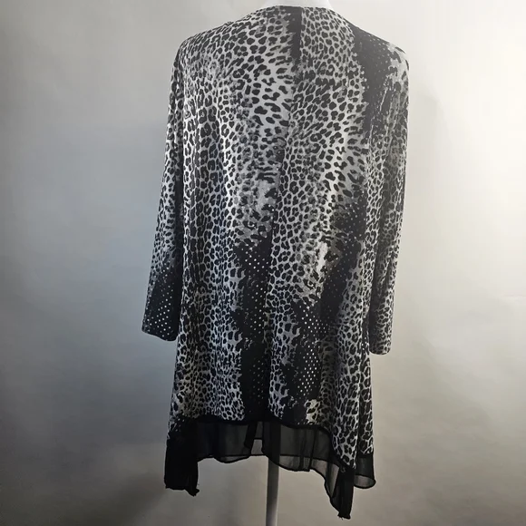 Suzie in the City 2X leapord print blouse - Picture 2 of 10